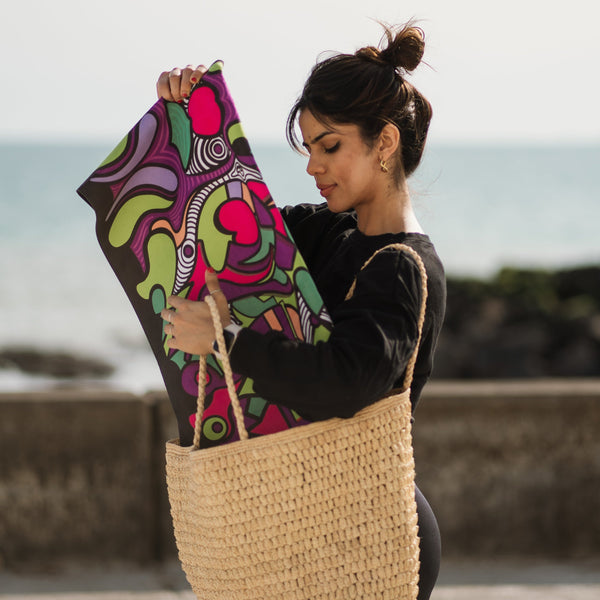 Load image into Gallery viewer, Flow travel mat taking mat out of the bag

