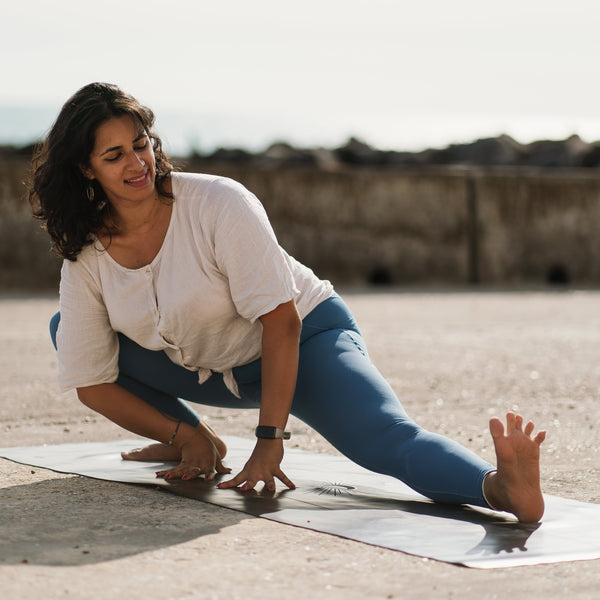 Load image into Gallery viewer, Ladina Yoga Warrior Black travel yoga mat Skandasana

